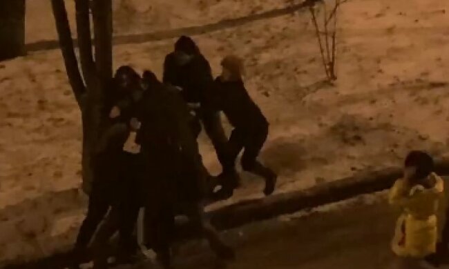У Харкові "сині" малолітки побили чоловіка за зауваження: "Майбутнє країни підростає"