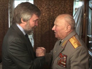 Вадим Новинский поздравил ветерана войны