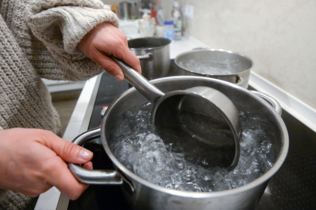 Мільйони українців залишаться без води, а заодно - і без їжі: городи поливати нічим, митися тільки у тазику