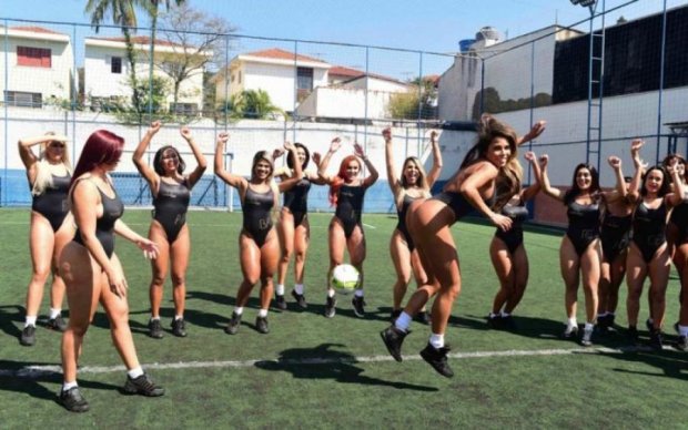 Футбол сідницями: фіналістки найпікантнішого конкурсу погрались м'ячем