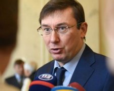 Луценко обіцяє познімати з депутатів недоторканність