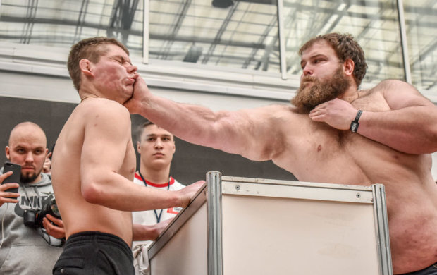 У Росії організували конкурс ляпасів з 168-кілограмовим Пельменем: вибили останні мізки