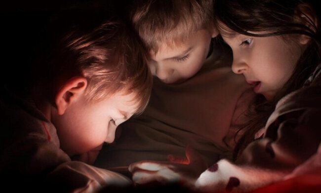 Навчання при світлі. Фото: freepik.com