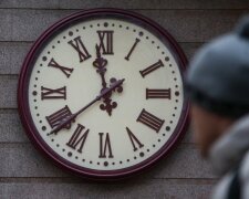 Украина переходит на зимнее время: когда это случится и как выжить после резкого "скачка"