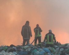 Під Харковом палають тонни смердючих відходів: люди задихаються у власних домівках, - пекельні кадри