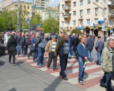 "Рева, отдай наши деньги!" В Киеве митингующие вызвали транспортный коллапс и гнев горожан