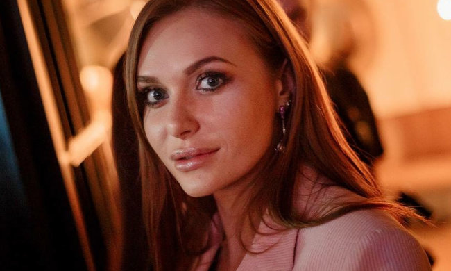 "Ведьма длинноногая": Каминская похвасталась кукольным телом в купальнике