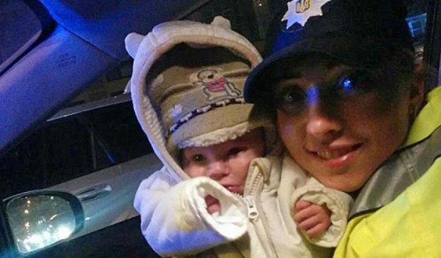 Столичные полицейские спасли жизнь замерзшему младенцу (фото) 