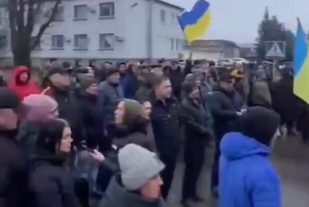 Жители Луганщины голыми руками прогнали оккупантов лозунгами: "Это Украина!"