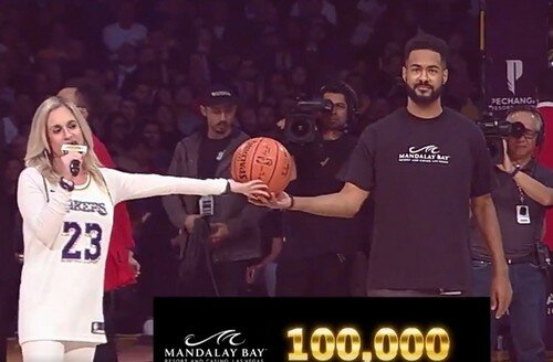 Баскетбольный болельщик выиграл $100 тыс. на матче любимой команды