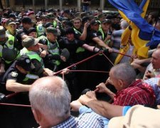 Стычки и "Банду, геть": как сторонники Саакашвили под АП протестовали