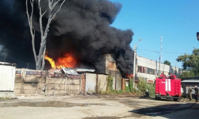Масштабну пожежу на заводі під Києвом гасили більше шести годин