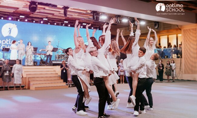 В Маріїнському парку відбувся найбільший випускний України (фото)