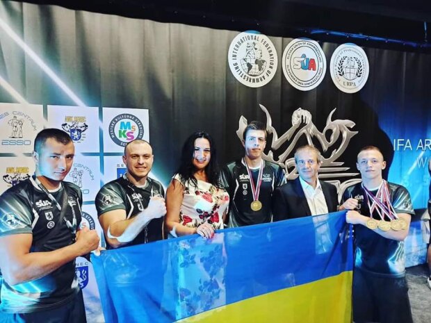 Армлестлеры из Черновцов взяли "золото" на Кубке Мира - Джон Сина заценил богатырей из украины