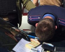 Київський слідчий попався на багатотисячному хабарі