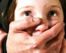 Под Киевом детей развращают прямо на улице