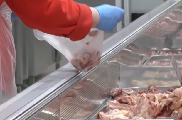 Дешевого мяса не осталось: в Украине подорожала курятина, сколько теперь стоят окорочка