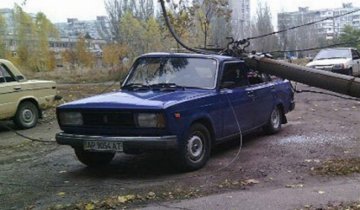 У Запоріжжі на автомобіль впав електричний стовп (фото)