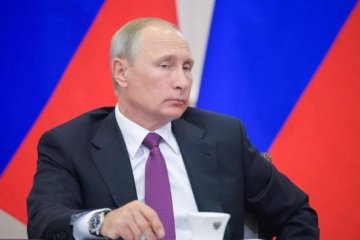 Трамп подарил: соцсети бьются в  истерике из-за куртки Путина