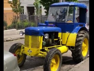 Трактор під посольством рф в Словаччині. Скриншот з відео