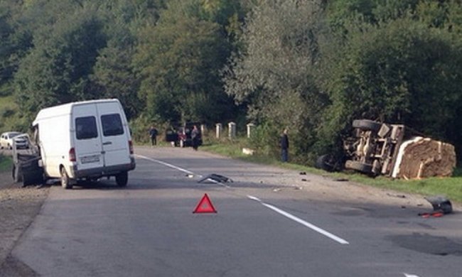 В Закарпатье «КамАЗ» столкнулся с микроавтобусом и перевернулся