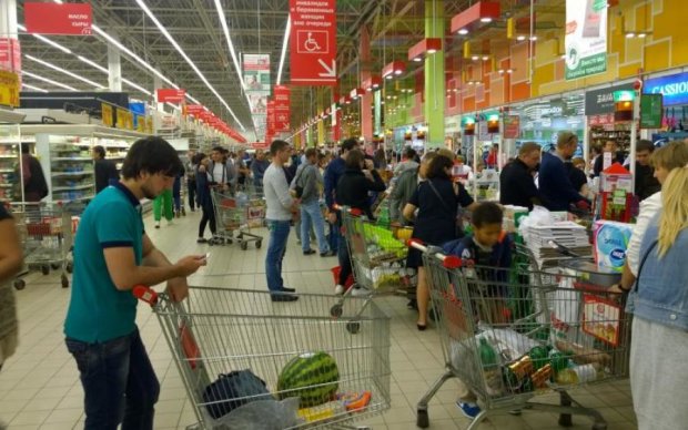 Кот разозлил сеть дикой трапезой за прилавком киевского супермаркета: жесткое видео