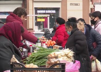 На ринку, кадр з відео