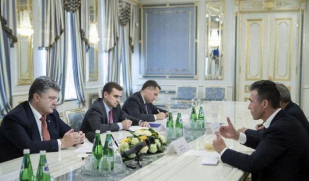 Расмуссен посоветовал Порошенко отложить Крым "в долгий ящик"