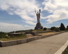 В Киеве Родина-мать и мост Патона оказались под ударом - вы не узнаете визитки столицы