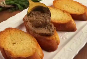 Паштет зі сливою та медовою цибулею.