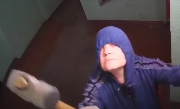Бабушка сбивает камеры, скриншот: Youtube