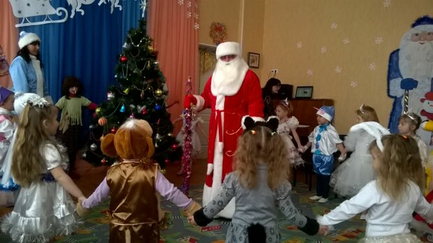 "Дед Мороз" обделил маленьких украинцев: родители показали фото "позорных подарков"