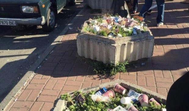 Киевские клумбы превратились в мусорки (ФОТО)