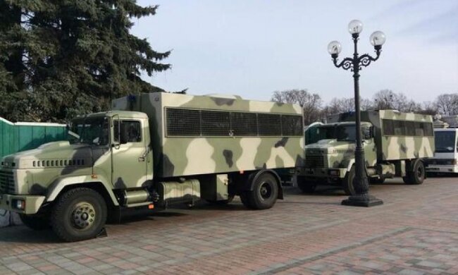 Біля будівлі Верховної Ради з'явились броньовані КрАЗи