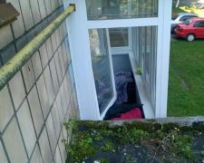 Українка змусила літню матір ночувати під дверима