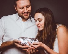 Сімейна фотосесія з "новонародженим" буріто (фото)