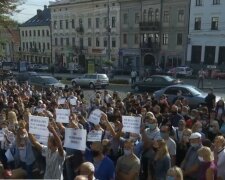 Мітинг під стінами мерії Чернівців проти посилення обмежень, скіншот з відео