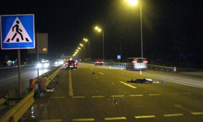 Пішохода переїхали чотири машини