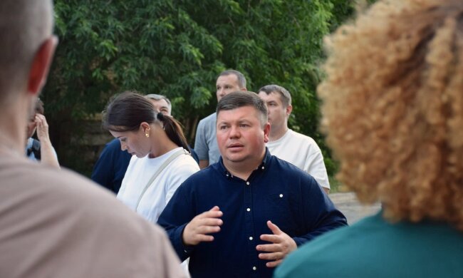 Нічний терор на Виноградарі: очільник Подільського району приїхав до зруйнованого дроном будинку та розповів, як людям отримати гроші на ремонт