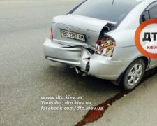 Потрійна аварія біля столичного Виставкового центру (фото)