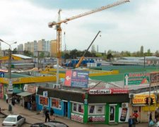 У Києві розлючений натовп перекрив дорогу. Що відбувається?