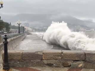 Шторм в Крыму, кадр из видео