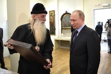 Путін зустрів брата по розуму на шляху до церкви: відео