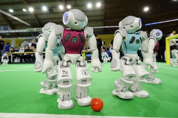 Роботы обыграют людей в футбол в 2050 году (видео)