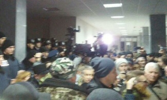 Мітингувальники прорвалися в будівлю міськради Кривого Рогу
