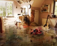 Можно ли ломать двери соседей при авариях: юрист предупредил о последствиях