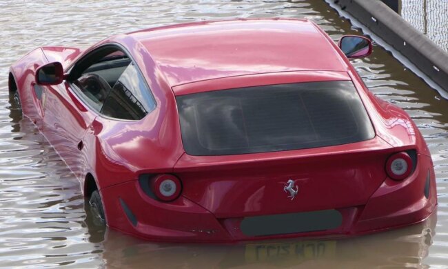 затопленная Ferrari, twitter