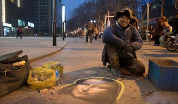 Бездомный нарисовал Мону Лизу мелом на асфальте (фото)