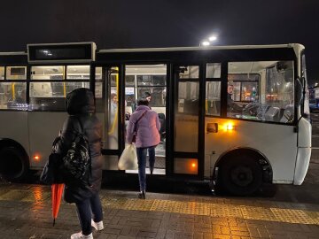 Українка заходить до автобуса / фото: Знай.ua