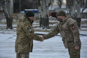 Хоробрим українським воїнам вручили відзнаки Командування ООС, фото: штаб ООС